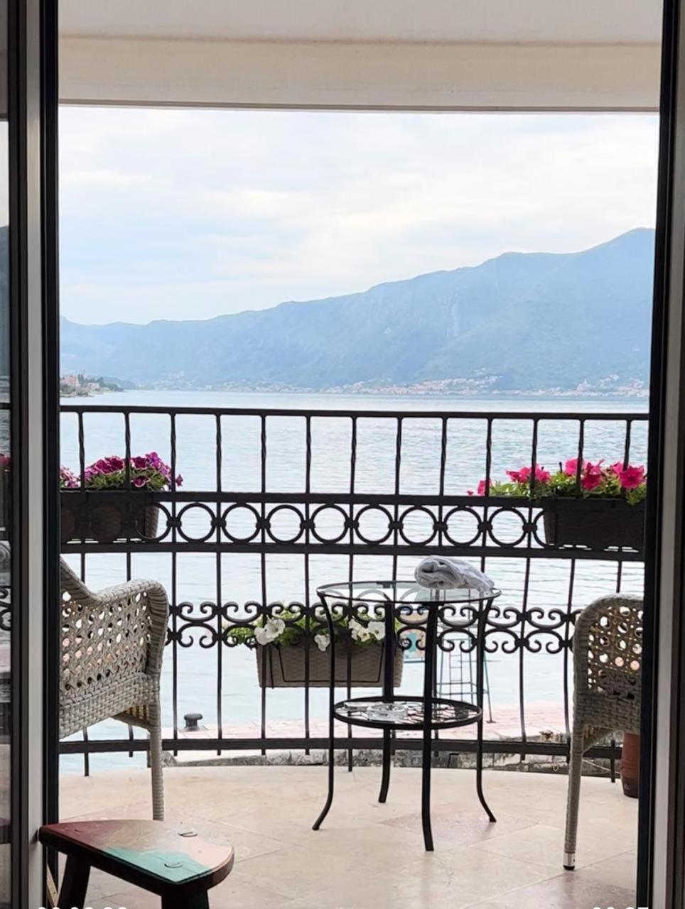 Apartment Lukiduki At The Beach - Kotor Eksteriør billede